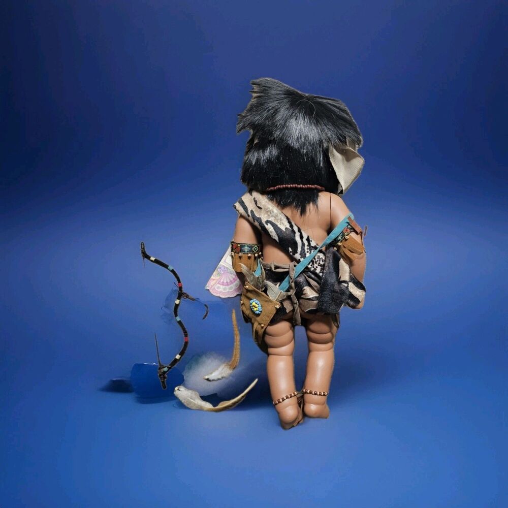#1885 The Danea Collection Doll 16" 🥁 NATIVE AMERICAN Indian HAPPY w BOW L@@K! - Picture 4 of 14